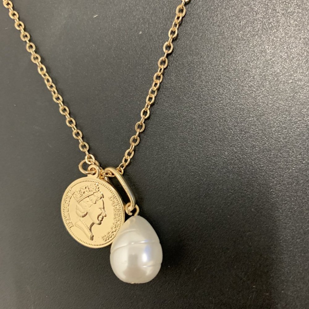 Pearl Golden Queen Coins Pendant Necklace - Picture 8 of 11